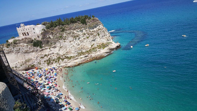 Menyelami Romantisme Eksotik Laut Tyrrhenian di Tropea